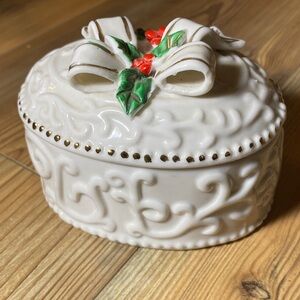 Beautiful Vintage Ceramic Christmas Trinket Box